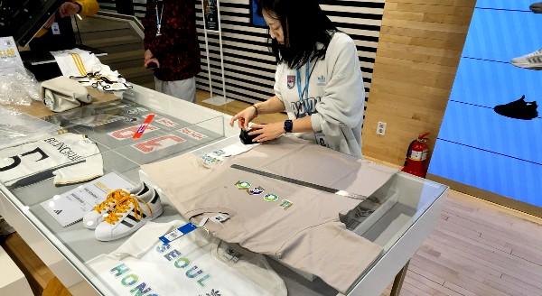 韓国の弘大（ホンデ）と明洞（ミョンドン）にあるadidasショップの「ソウルラボ(SEOUL LAB)」でオリジナルTシャツを作ってきた。
