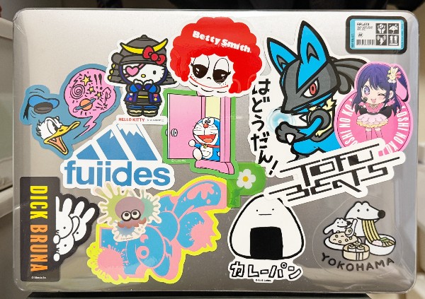 完成が近づくロコさぬの「デコMac」よく見てみるとアレが足りない。 #stickerbomb 