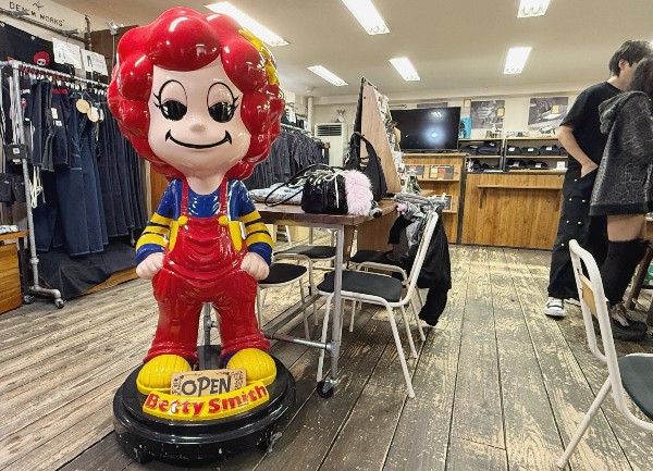 国産ジーンズメーカー「Betty Smith（ベティスミス）」でマリノスっぽい(?)ジーンズを作ってきた。