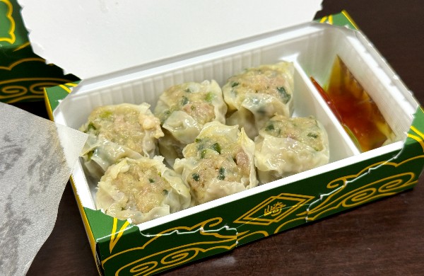 崎陽軒の「ギヨウザ」。箱を開けたところ 