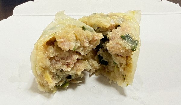 崎陽軒の「ギヨウザ」。半分に割ったところ