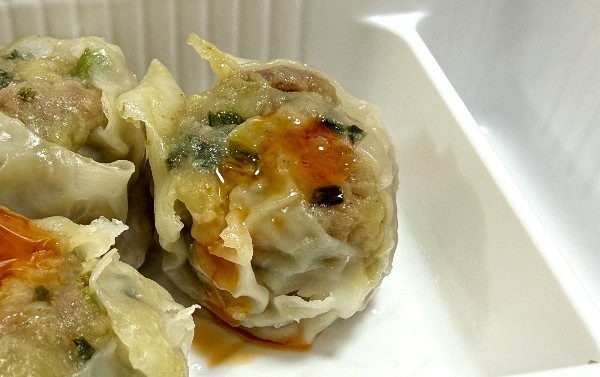 崎陽軒の「ギヨウザ」。ラー油をかけたところ